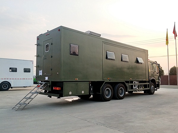 重汽豪沃后雙橋野戰宿營車(8-24人)